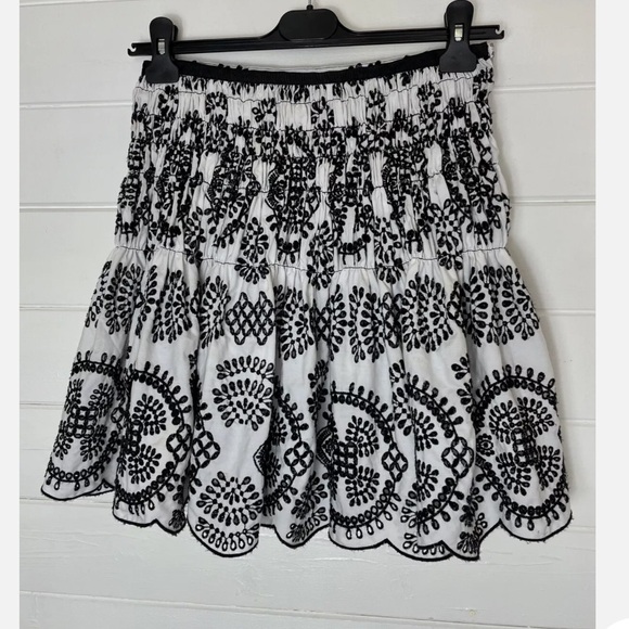 Zara Woman White Black Broderie
Anglaise Smocked Embroidered Flared
Mini Skirt - Picture 6 of 11